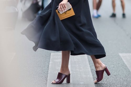 Αυτά τα 7 αντικείμενα φορούν όλες οι cool γυναίκες φέτος το καλοκαίρι 