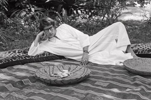 Ο άντρας που έμαθε στις γυναίκες να φοράνε παντελόνια. Το έργο του Ιβ Σεν Λοράν σε δύο νέα μουσεία