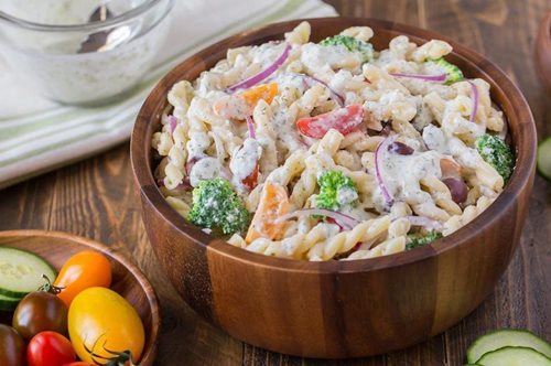 Δροσερή και ελαφριά μακαρονοσαλάτα με γιαούρτι: Όταν η pasta δεν φλερτάρει με τις θερμίδες 