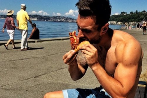 Αυτός ο κούκλος γυρνάει τον κόσμο τρώγοντας πίτσα. Κυριολεκτικά. 