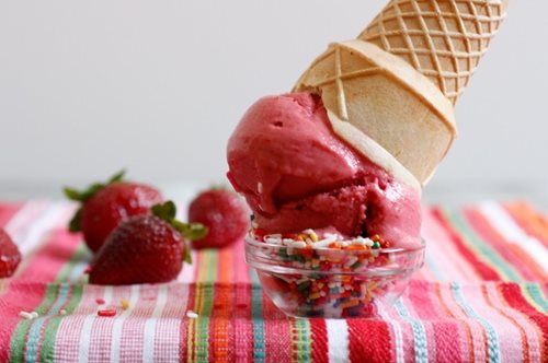 Το δροσιστικό και ελαφρύ παγωτό γιαούρτι με σάλτσα φράουλας του Ηλία Μαμαλάκη