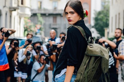 H τσάντα που έχει αντικαταστήσει το backpack είναι εδώ. Φέτος όλες θέλουν αυτό το τσαντάκι