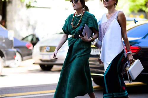 Αυτή η μυστήρια λεπτομέρεια στα παπούτσια έχει κάνει τρελό σουξέ φέτος το καλοκαίρι 