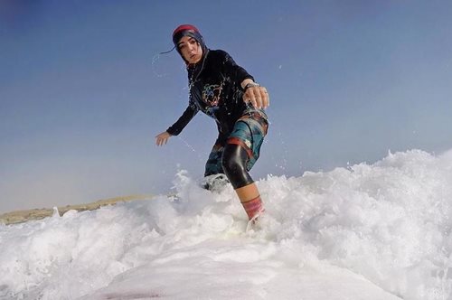 O πλανήτης ανακάλυψε την πρώτη γυναίκα που έκανε surf στο Ιράν