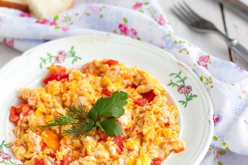 Καγιανάς ή στραπατσάδα. Το απόλυτα λαχταριστό πιάτο του καλοκαιριού με αυγά και ντομάτες