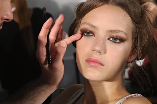 Αυτό είναι τo απόλυτο κόλπο που εξαφανίζει τους μαύρους κύκλους κάτω από τα μάτια