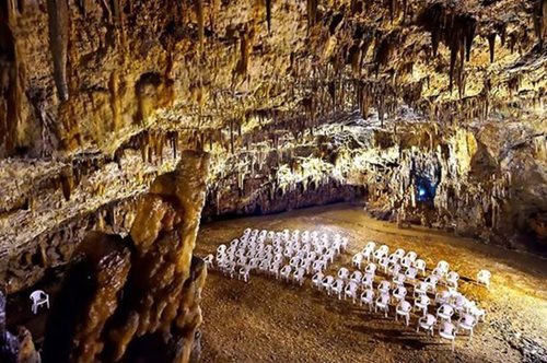 Tο πιο μυστηριώδες σπήλαιο όπου γίνονται συναυλίες 60 μέτρα κάτω από τη γη  βρίσκεται στην Ελλάδα