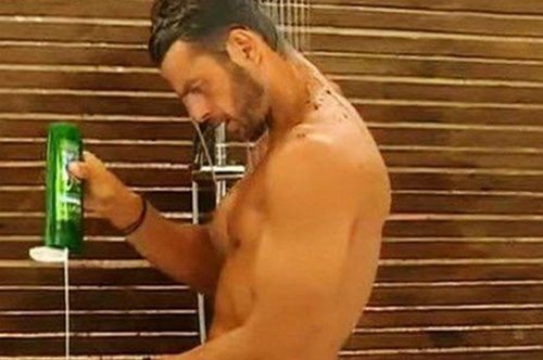 Πλύθηκε, λούστηκε, ξυρίστηκε. O Γιώργος Αγγελόπουλος μόλις άλλαξε λουκ