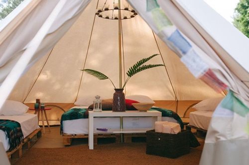 Μετά το camping έρχεται το glamping. Ο πιο πολυτελής τρόπος κατασκήνωσης βρίσκεται στην Ελλάδα