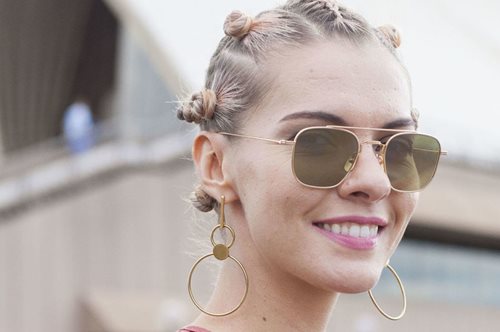 Ο makeup artist Μάνος Βυνιχάκης σου δείχνει το μακιγιάζ που δεν γυαλίζει στον ήλιο του καλοκαιριού  