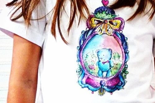 Η Άλεξ Μπλινγκ φτιάχνει ρούχα για ψαγμένα παιδιά (και γονείς) με σήμα το άσπρο κουνέλι