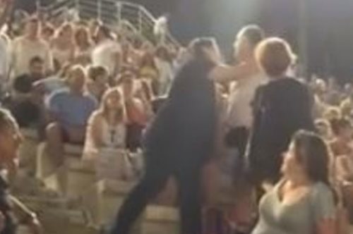 Απίστευτο περιστατικό στις κερκίδες του Καλλιμάρμαρου.Άντρας χτύπησε τη γυναίκα του μπροστά σε όλους
