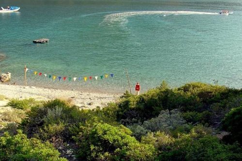 Εγγλεζονήσι: Οι μαγευτικές παραλίες και η σκοτεινή ιστορία ενός νησιού 1 ώρα από την Αθήνα 