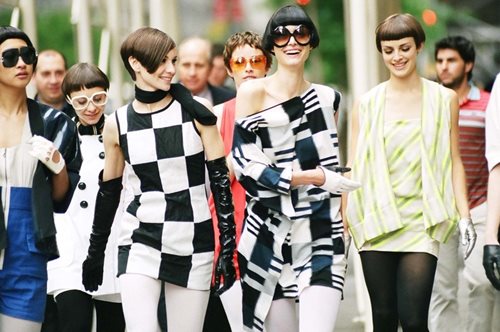 Το «χαζό» παπούτσι που ήρθε από τα 80s στο σήμερα πλέον φοριέται παντού 