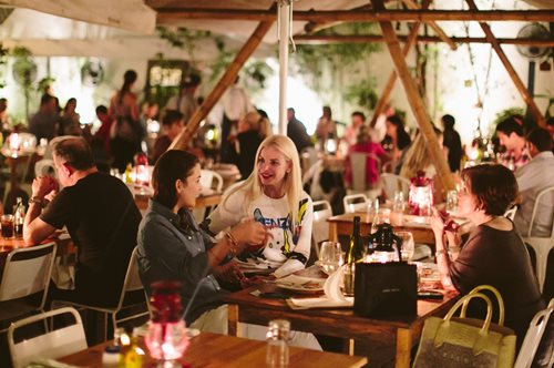 Πρώην εργαζόμενοι σε ταβέρνες συμβουλεύουν τι να μην τρώμε στα τουριστικά μέρη