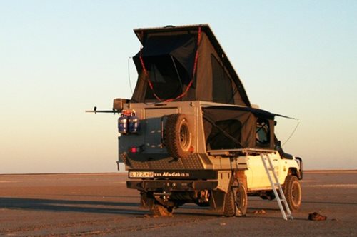 Δεν είναι τροχόσπιτο, δεν είναι αντίσκηνο. Το αυτοκίνητo-σκηνή αλλάζει για πάντα το κάμπινγκ