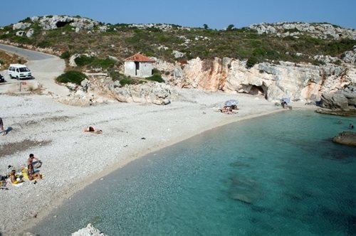 Η παραλία της Ελλάδας με τα κρυστάλλινα νερά έχει μια ιδιαιτερότητα που την έχει κάνει διάσημη 