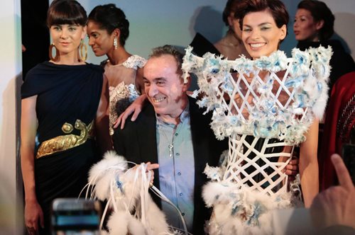 Ο Έλληνας σχεδιαστής που «έπαιξε» Ψαραντώνη στα σαλόνια της Υψηλής Ραπτικής στο Παρίσι 