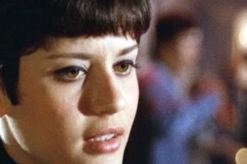 Σπάνια δημόσια εμφάνιση. Πώς είναι σήμερα η τραγουδίστρια Πόπη Αστεριάδη