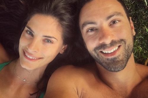 O Σάκης Τανιμανίδης ανεβάζει φωτογραφία με τη Χριστίνα Μπόμπα στο κρεβάτι 