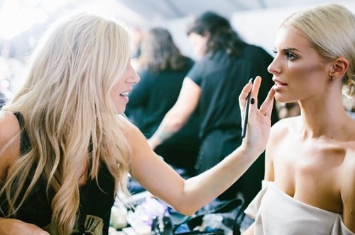 Μια αμφιλεγόμενη τάση στο μακιγιάζ χειλιών κάνει ξανά την εμφάνισή της για να μας βάλει σε δίλημμα 