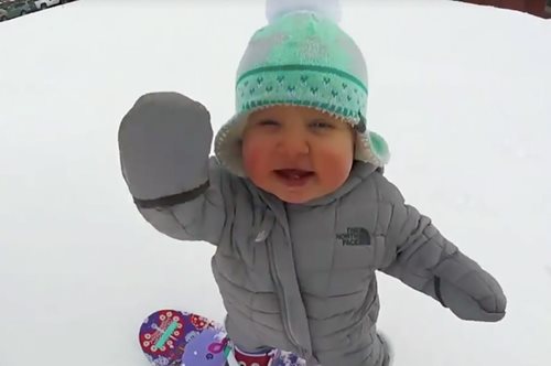 14 μηνών μωράκι κάνει snowboard και μας τρελαίνει