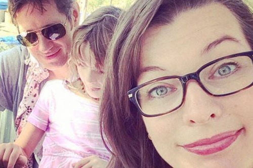 Η Μίλα Γιόβοβιτς χαρούμενη με τις δύο κόρες της και το νέο της κούρεμα στο Παρίσι 