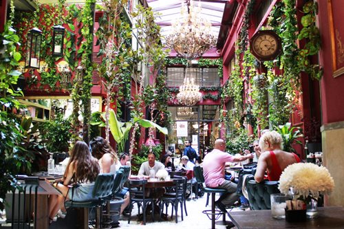 Έχεις ξεμείνει στην Αθήνα τον Αύγουστο; Να που θα πιεις τα καλύτερα κοκτέιλ 