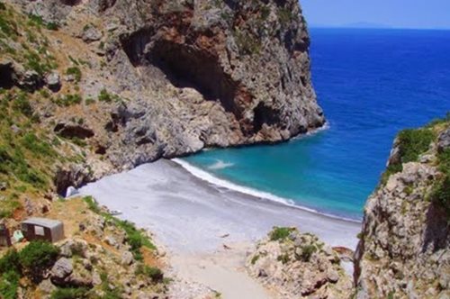 Τόσο κοντά στην Αθήνα: Μια μυστική παραλία στην Εύβοια που λίγοι γνωρίζουν