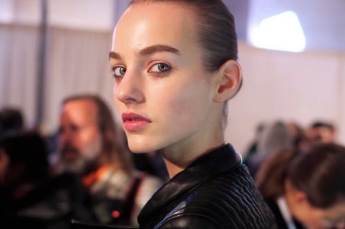 O πονηρός τρόπος να βάψεις τα φρύδια σου χωρίς να το καταλάβει κανείς