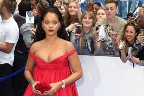 Η απίστευτη δημόσια απάντηση της Rihanna σε όσους σχολιάζουν τα επιπλέον κιλά της