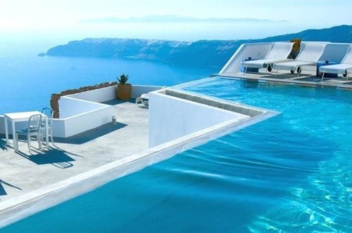 Η μεγαλύτερη παραθαλάσσια πισίνα της Ευρώπης βρίσκεται στη Μύκονο