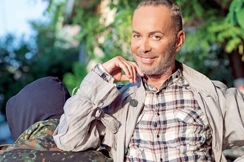 O Λάκης Γαβαλάς επέστρεψε στη θρυλική βίλα του στη Μύκονο και στέλνει ένα συγκινητικό μήνυμα