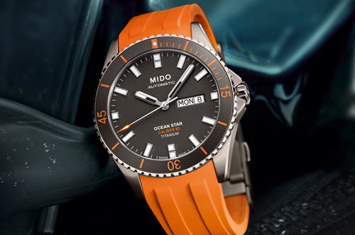 Βουτήξτε στο απέραντο μπλε με το Mido Ocean Star Caliber 80 Titanium