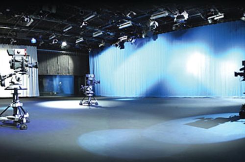 Ποιος πετυχημένος σκηνοθέτης επιστρέφει στην τηλεόραση με νέα σειρά;