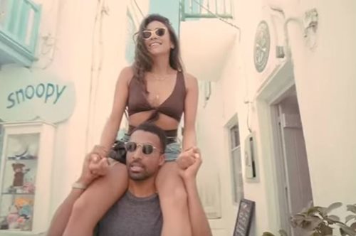 H πρωταγωνίστρια του Pretty Little Liars αποθεώνει την Ελλάδα σε ένα απολαυστικό βίντεο