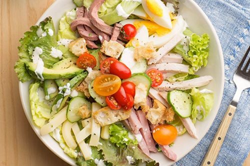 H σαλάτα του σεφ από τον Άκη έχει πολύ λιγότερες θερμίδες. Έτοιμη σε 5 λεπτά