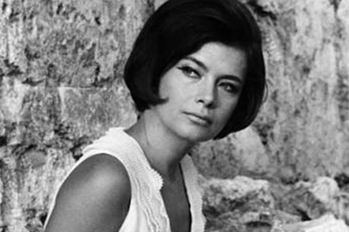 68 χρόνια πριν: Η Τζένη Καρέζη σε σπάνια καλοκαιρινή φωτογράφιση με το αγαπημένο pattern της εποχής