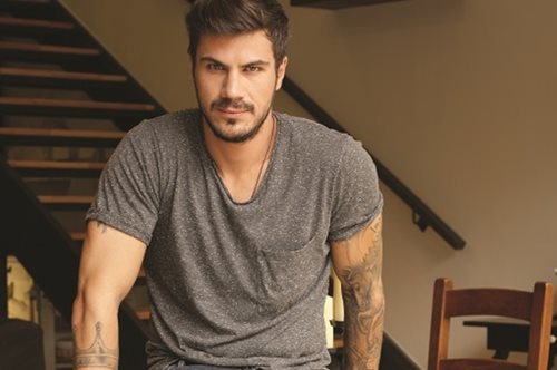 Εδώ θα τρώμε από εδώ και στο εξής τα φαγητά του Άκη Πετρετζίκη