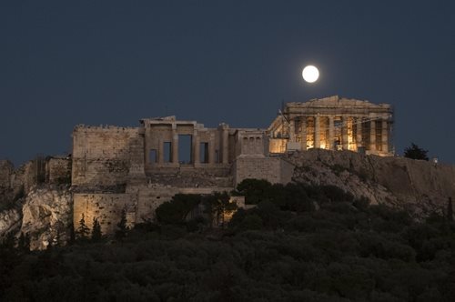 Έμεινες Αθήνα; Δες τι μπορείς να κάνεις εντελώς δωρεάν στην πανσέληνο του Αυγούστου