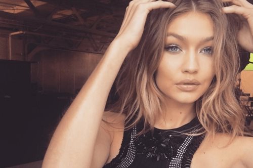 Tι είναι η πόζα Bambi και γιατί την παίρνουν όλα τα μοντέλα στο Instagram;