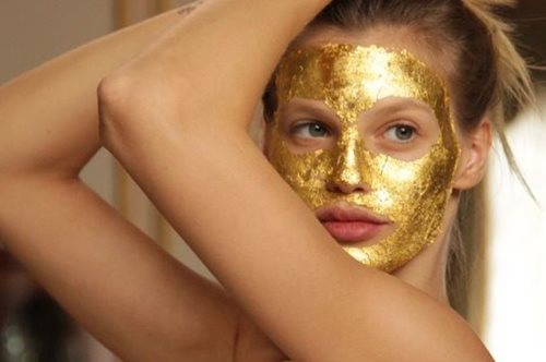 Αυτή είναι η χρυσή μάσκα προσώπου που έχει γίνει το πιο hot καλλυντικό στον κόσμο