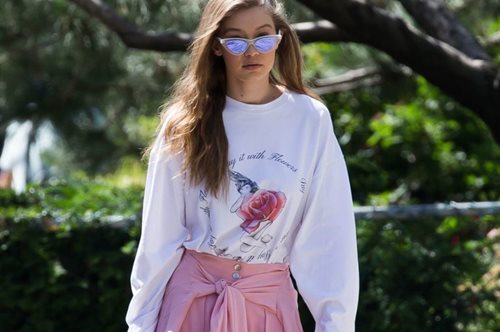 Η Gigi Hadid μόλις φόρεσε το αγαπημένο παντελόνι της μαμάς μας. Το απόλυτο item του φθινοπώρου