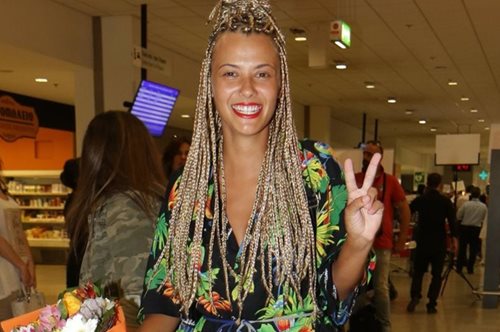 Mετά τα κοτσιδάκια ξανά άλλος άνθρωπος. Η Λάουρα Νάργες έβαψε τα μαλλιά της στο πιο απρόσμενο χρώμα