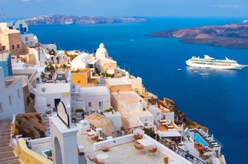 Κι όμως συνέβη. Γερμανοί τουρίστες υποστηρίζουν ότι ταξίδευαν για Σκιάθο και βρέθηκαν στη Σαντορίνη