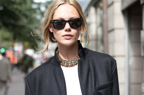 Νέα μανία. Όλες πλέον φοράνε τα γυαλιά ηλίου με αυτόν τον διαφορετικό τρόπο