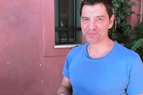 Η σπιτική πίτσα του Σάκη Ρουβά είναι έτοιμη σε λίγα μόνο λεπτά