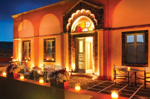 Πολυτελής μεταμόρφωση. Πώς ένα παλιό αρχοντικό στη Σαντορίνη μετατράπηκε σε εντυπωσιακό ξενοδοχείο