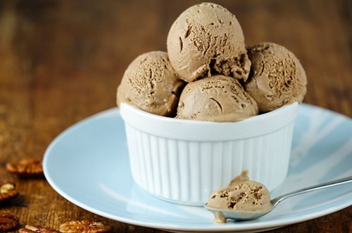 Φτιάξε το εύκολο, σπιτικό παγωτό βανίλια - καραμέλα του Άκη Πετρετζίκη με λίγες θερμίδες