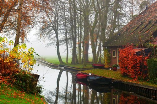 Στην πιο παράξενη πόλη του κόσμου δεν υπάρχουν καν δρόμοι. Οι τουρίστες την λατρεύουν